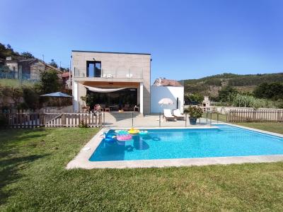 Casa con piscina en Liméns