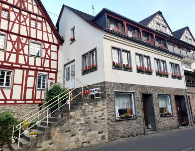 Mosel Boutique - 1