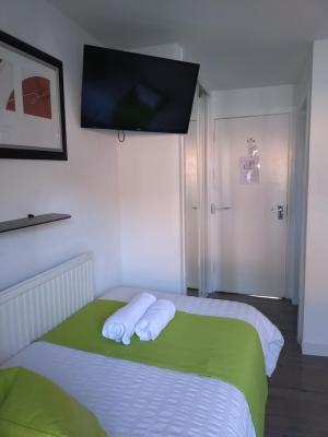 Anchorage Guest House - Also 1 room available with Hot Tub,must be booked separately - 5