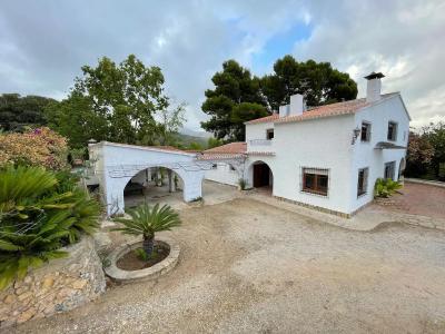 Large rural house with pool and barbecue