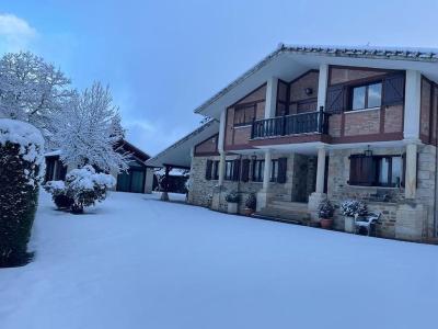 Chalet con piscina climatizada.