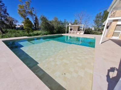 AMPLIO CHALET CON GENIAL PISCINA A 10 MIN DE SEVILLA