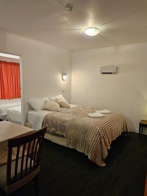 Park Lodge Motel - 7