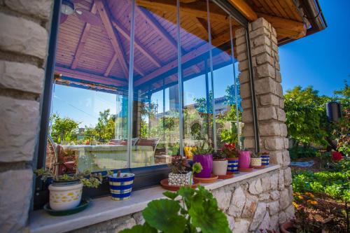 Taman di luar Rooms Kučić