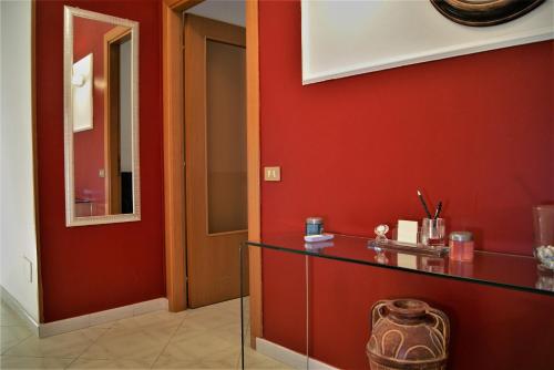 BolognettaにあるMastro Toto' - Rooms & Apartmentの赤壁の廊下
