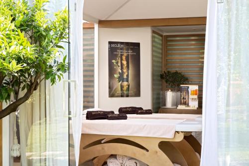 a massage table in a room with a window at La Medusa Hotel - Dimora di Charme in Castellammare di Stabia