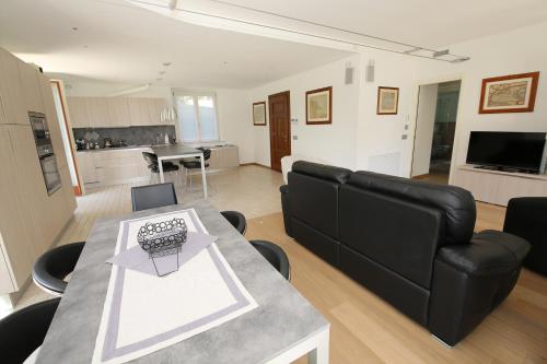a living room with a couch and a table at Casa Ketty in Bellagio