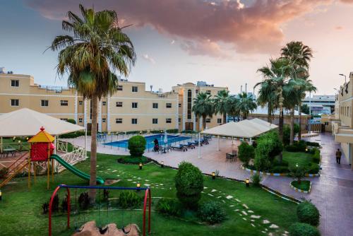 einen Park mit Spielplatz und Rutsche in der Unterkunft Boudl Al Malaz in Riad