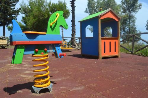 plac zabaw z pociągiem i konstrukcją zabaw w obiekcie Lu Panaru w mieście Lecce