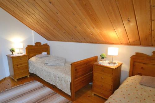 1 dormitorio con 2 camas y 2 mesitas de noche en Laitalan Lomat en Karhunpää