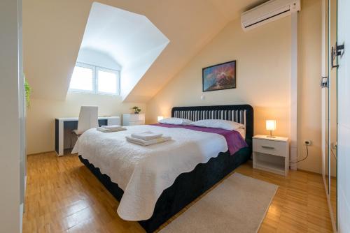 Un dormitorio con una cama grande y una ventana en Sunlit Comfort Apartments, en Dubrovnik