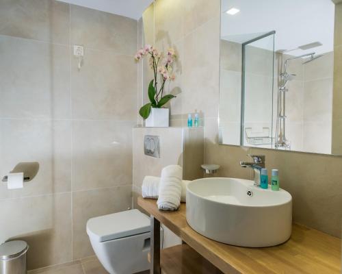 Ένα μπάνιο στο Ilios Hotel, Adults Only
