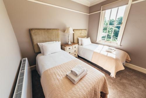 Een bed of bedden in een kamer bij Birchover Bridgford Hall