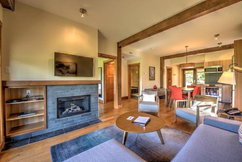 a living room with a fireplace and a couch at Le Grand R in Saint-Donat-de-Montcalm