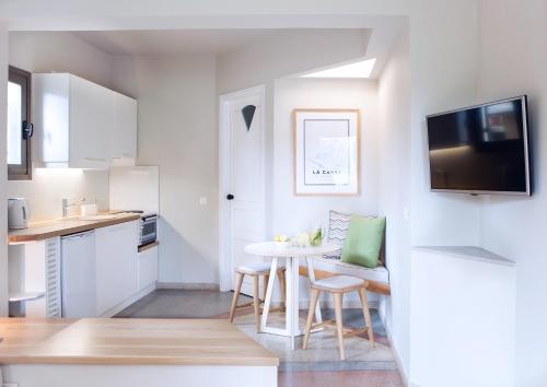 eine kleine Küche mit Tisch und Stühlen in einem Zimmer in der Unterkunft Villa Pefki in Chania