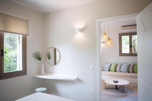 ein weißer Raum mit einem Spiegel und einem Tisch in der Unterkunft Villa Pefki in Chania