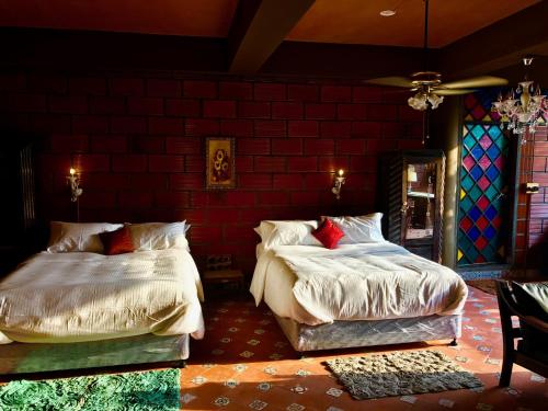 Postelja oz. postelje v sobi nastanitve Golden Lotus Bangalore Boutique Suites