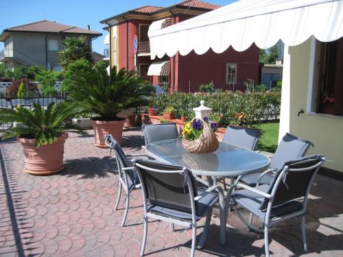 a patio with a blue table and chairs at Il Piccolo Albero in Scardovari