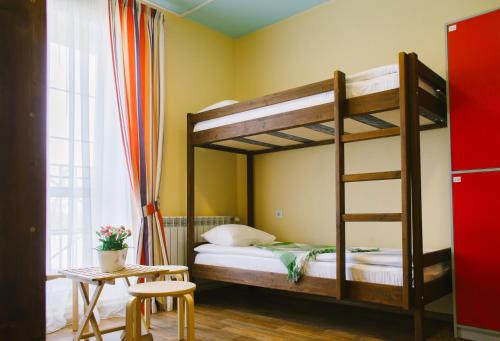 ペレスラヴリ・ザレスキーにあるFisch Herberg - Seld Tsarskiy Posolのベッドルーム1室(二段ベッド1組、はしご付)