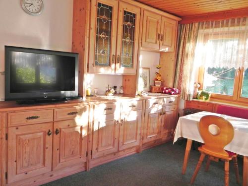 Televízia a/alebo spoločenská miestnosť v ubytovaní Haus Marienheim