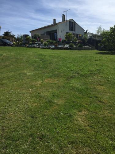 a large yard with a house in the background at Jard marais océan in Jard-sur-Mer