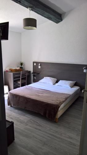 モーギオにあるMauguio Center Hôtelのベッドルーム(大型ベッド1台、デスク付)