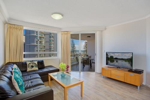 TV a/nebo společenská místnost v ubytování Kirra Beach Apartments