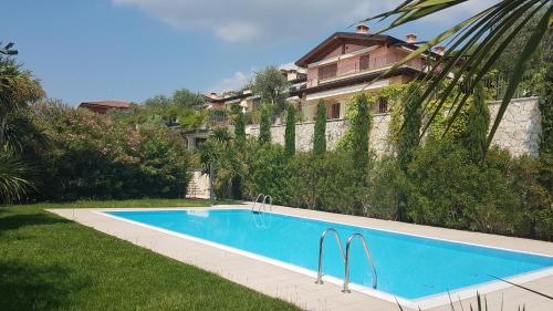Πισίνα στο ή κοντά στο Il Paradiso Apartments Great View Gardasee