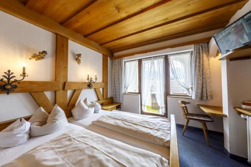 Giường trong phòng chung tại Hotel & Gasthof Fraundorfer