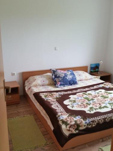 - un lit avec une couverture et des oreillers dans l'établissement Art Apartment Labin, à Labin