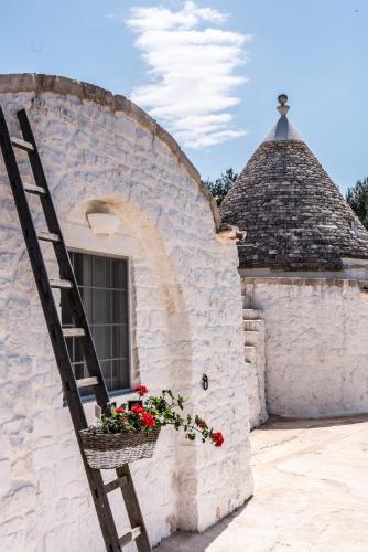 a building with a window with a basket of flowers at Trullo Picchiagiuda in Ostuni