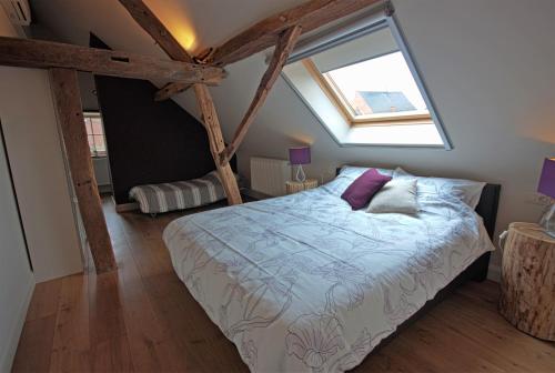 a bedroom with a bed and a window at B&B Crijbohoeve stallen en weidegang voor paarden mogelijk in Zutendaal