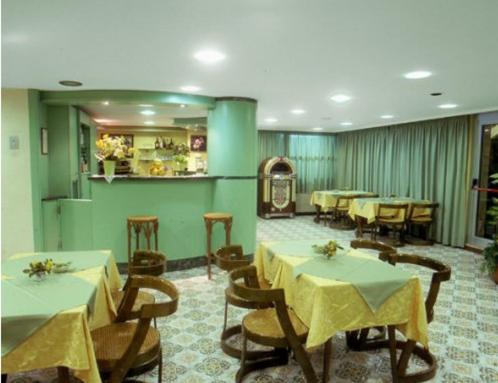 ห้องอาหารหรือที่รับประทานอาหารของ Hotel Acerboli