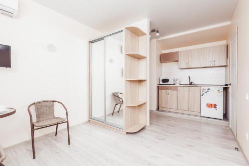 - une cuisine avec une table et une chaise dans la chambre dans l'établissement Apartments near Deribasovskaya, à Odessa