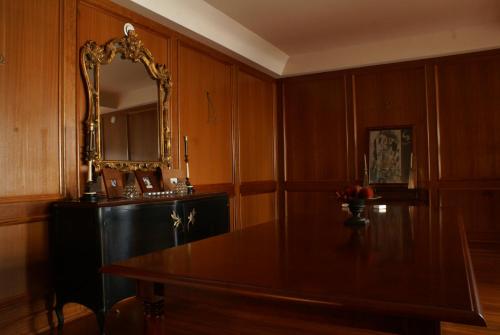 a dining room with a table and a mirror at Quinta Paços do Lago in Funchal