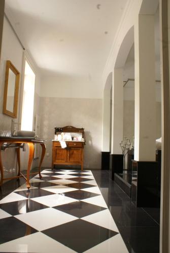 a room with a black and white checkered floor at Quinta Paços do Lago in Funchal