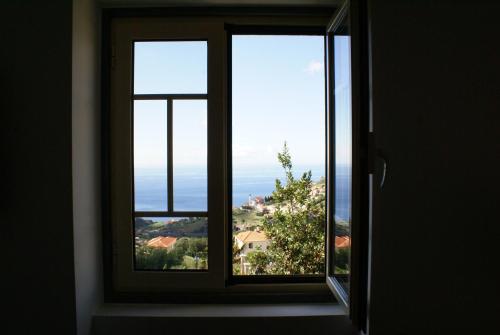 an open window with a view of the ocean at Quinta Paços do Lago in Funchal