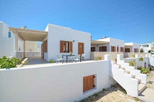 uma vista para uma casa com paredes brancas e escadas em Margaritis Apartments 2 em Agia Anna (Naxos)