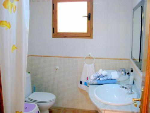 アルビールにあるBlue Terrazas Albirのバスルーム(洗面台、トイレ付)