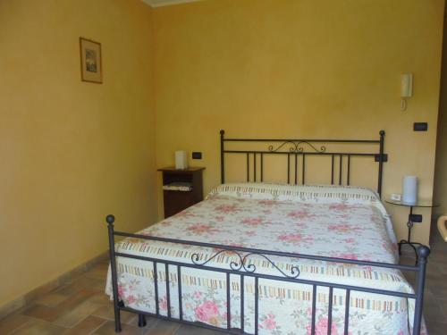 Agriturismo La Terrazza sul Boscoにあるベッド