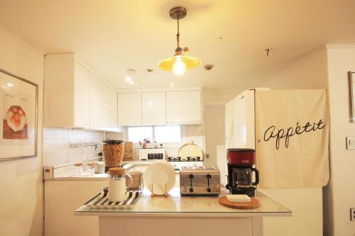 Кухня или мини-кухня в MTT Guest House
