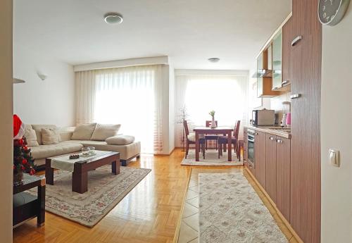 ein Wohnzimmer mit einem Sofa und einem Tisch in der Unterkunft Apartment 13 in Pristina