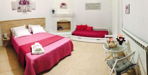 a bedroom with two beds and a table with a tableasteryasteryasteryasteryastery at up in Carosino