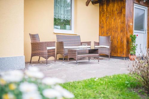 Taman di luar Ferienwohnung Alpi
