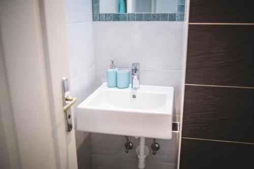 Bilik mandi di Ferienwohnung Alpi