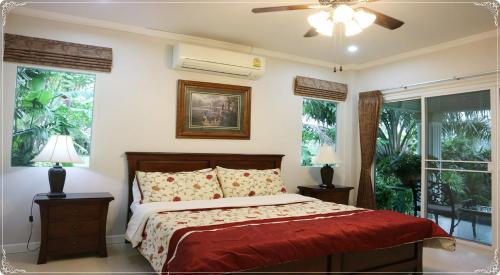 Un pat sau paturi într-o cameră la Vacation Garden Villa