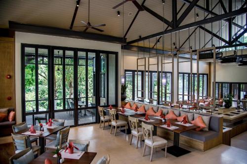 Flora Creek Chiang Mai tesisinde bir restoran veya yemek mekanı