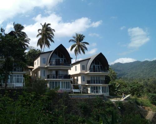un’immagine di una casa con tetti triangolari di The Duyan House at Sinagtala Resort a Orani