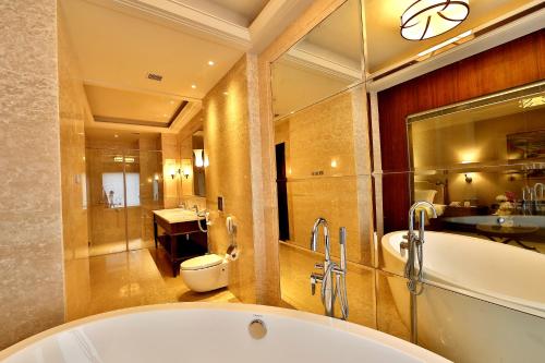 Ett badrum på Hotel Maharaja Regency