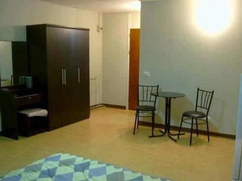 a room with a desk and two chairs and a table at Condo Muang Thong in Nonthaburi